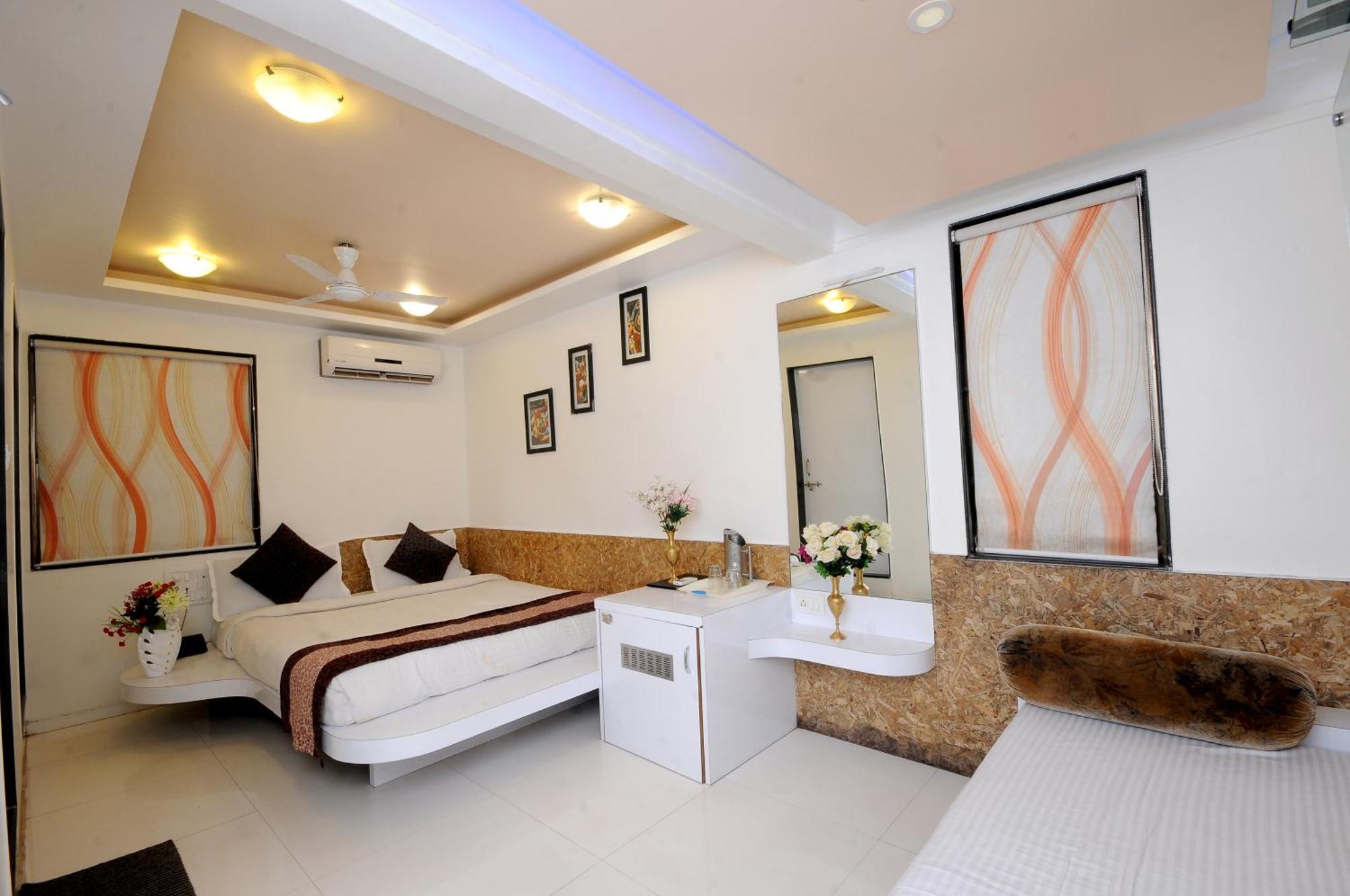 Hotel Vyankatesh & Pure Veg Restaurant Mahabaleshwar Exterior photo